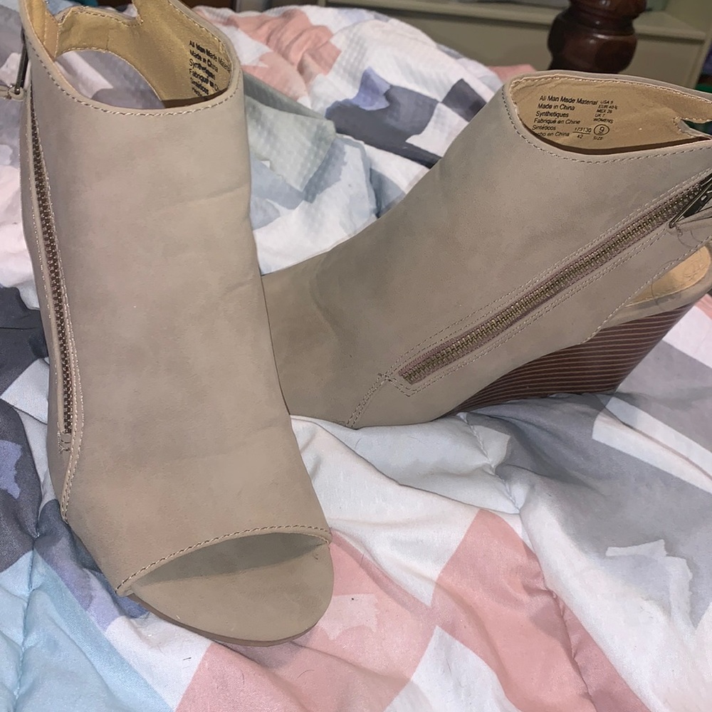 Zip up boot wedge size 9 only worn 2